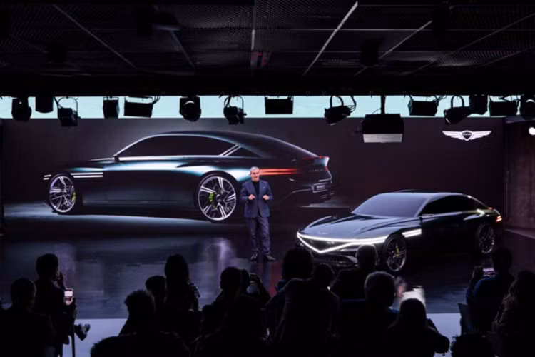 Cách phối màu tương phản giữa khu vực ghế lái và ghế phụ. Khe gió điều hòa Twin Lines chạy xung quanh cabin. Ghế xô thể thao với dây đai an toàn bốn điểm và cần số tinh thể hình cầu như trên GV60.