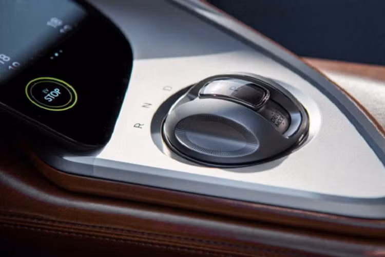 Đồ họa Two Lines tiếp tục được bắt gặp trên dải chrome cửa sổ bên phía sau và đèn hậu. Phần đuôi xe hình elip được tạo điểm nhấn với đèn phanh thứ 3 mới hình chữ V chính giữa. Bên dưới là bộ khuếch tán lớn hơn.