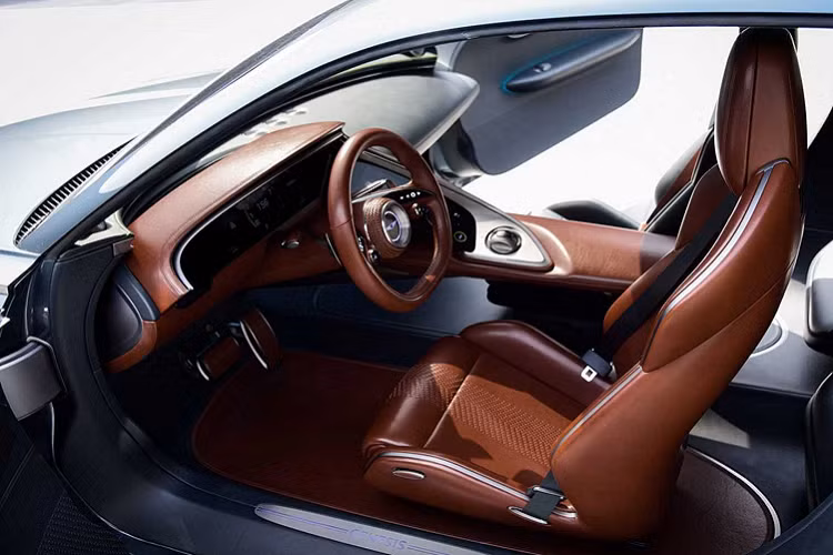 Một vài thay đổi đáng chú ý bao gồm kiểu dáng thân xe coupe truyền thống đã chuyển sang phong cách fastback với đường mái sau vuốt dài. Đầu xe loại bỏ lưới tản nhiệt Crest đặc trưng thay bằng dải đèn LED kép Two Lines nối dài. Dải đèn này tiếp tục chạy qua vòm bánh xe trước và cả bộ mâm hợp kim 2 tông màu có cấu hình phức tạp hơn.