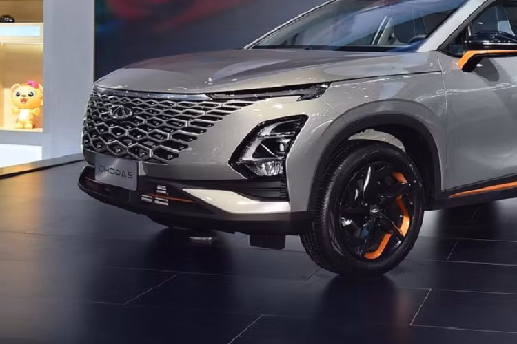 Không chỉ tiện nghi, mẫu SUV hạng B này còn an toàn với các tính năng chủ động ADAS như hệ thống kiểm soát hành trình thích ứng, hỗ trợ lái xe khi tắc đường, camera 360 độ, hệ thống phát hiện, cảnh báo điểm mù, cảnh báo phương tiện cắt ngang khi lùi, hỗ trợ chuyển làn đường, cảnh báo chệch làn đường, ngăn chệch làn đường và giữ làn đường khẩn cấp.