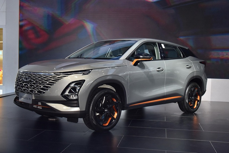 Tại thị trường Trung Quốc, Chery Omoda 5 có 2 tùy chọn động cơ. Đầu tiên là động cơ xăng 4 xi-lanh, tăng áp, dung tích 1.5L, sản sinh công suất tối đa 156 mã lực, kết hợp với hộp số CVT giả lập 9 cấp. Thứ hai là động cơ xăng 4 xi-lanh, tăng áp, dung tích 1.6L, tạo ra công suất tối đa 197 mã lực và đi với hộp số tự động ly hợp kép 7 cấp. Ngoài ra, xe còn có hệ thống treo MacPherson phía trước và hệ thống treo đa liên kết đằng sau.