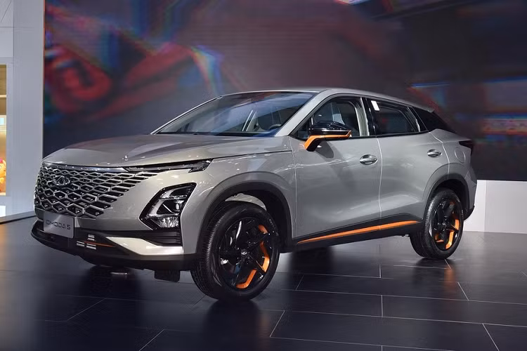 Tại thị trường Trung Quốc, Chery Omoda 5 có 2 tùy chọn động cơ. Đầu tiên là động cơ xăng 4 xi-lanh, tăng áp, dung tích 1.5L, sản sinh công suất tối đa 156 mã lực, kết hợp với hộp số CVT giả lập 9 cấp. Thứ hai là động cơ xăng 4 xi-lanh, tăng áp, dung tích 1.6L, tạo ra công suất tối đa 197 mã lực và đi với hộp số tự động ly hợp kép 7 cấp. Ngoài ra, xe còn có hệ thống treo MacPherson phía trước và hệ thống treo đa liên kết đằng sau.