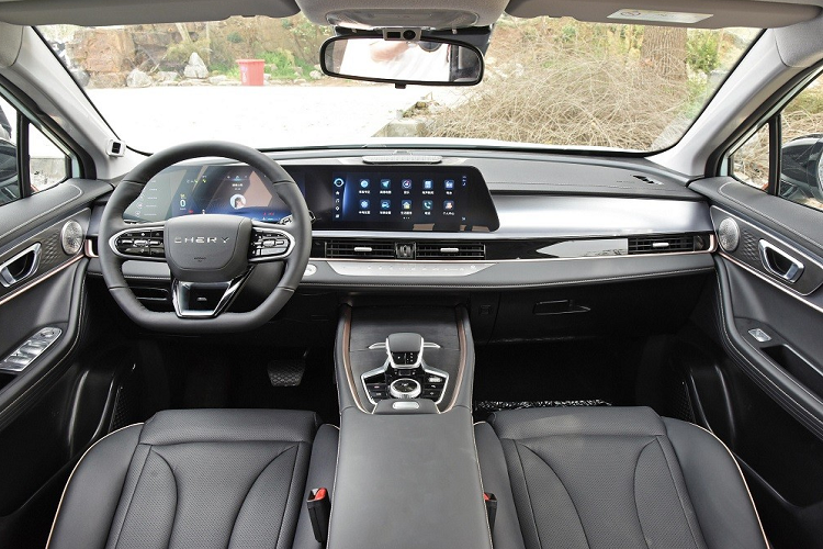 Chưa hết, Chery Omoda 5 còn được trang bị nóc dốc về phía sau, theo phong cách của xe coupe. Thêm vào đó là kính cửa sổ khá hẹp và bộ vành hợp kim 18 inch với thiết kế 5 chấu kép sơn màu đen, tạo hình ngôi sao. Phía sau, Chery Omoda 5 được thiết kế theo phong cách giống xe Toyota và Lexus. Tại đây, chúng ta có thể bắt gặp cánh gió mui, cánh gió sau tích hợp vào cụm đèn hậu và 2 đầu ống xả giả hình chữ nhật nằm khá cao. Đó là chưa kể đến cụm đèn hậu LED nằm vắt ngang đuôi xe, tích hợp tem chữ nổi "Chery".