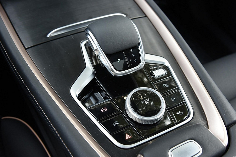 Đặc biệt, Chery Omoda 5 còn có những điểm nhấn sơn màu khác biệt với thân xe như nẹp trong hốc gió trung tâm, vành la-zăng, nẹp trên cửa, cột A, nóc xe và ốp gương ngoại thất. Sự kết hợp màu sắc này mang đến vẻ cá tính, hứa hẹn sẽ thu hút khách hàng trẻ, cho mẫu SUV hạng B.