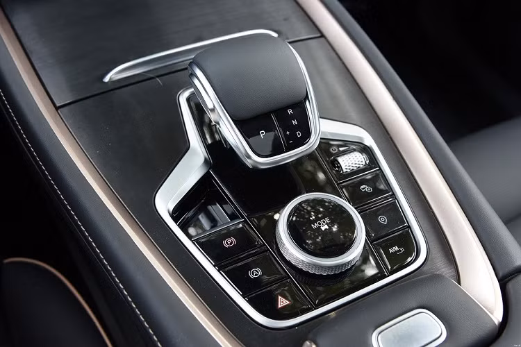 Đặc biệt, Chery Omoda 5 còn có những điểm nhấn sơn màu khác biệt với thân xe như nẹp trong hốc gió trung tâm, vành la-zăng, nẹp trên cửa, cột A, nóc xe và ốp gương ngoại thất. Sự kết hợp màu sắc này mang đến vẻ cá tính, hứa hẹn sẽ thu hút khách hàng trẻ, cho mẫu SUV hạng B.