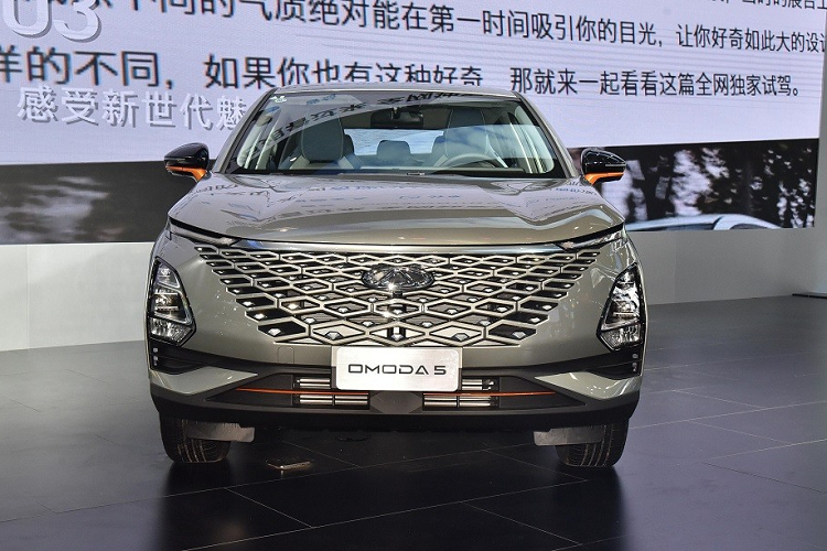 Là mẫu xe đầu tiên được phát triển dưới chiến lược Chery 4.0 mới, Omoda 5 nhắm đến những đối tượng khách hàng thuộc Gen Z, sinh sau năm 1995. Do đó, mẫu xe này cũng mang trên mình thiết kế ngoại thất trẻ trung và đậm chất thể thao.