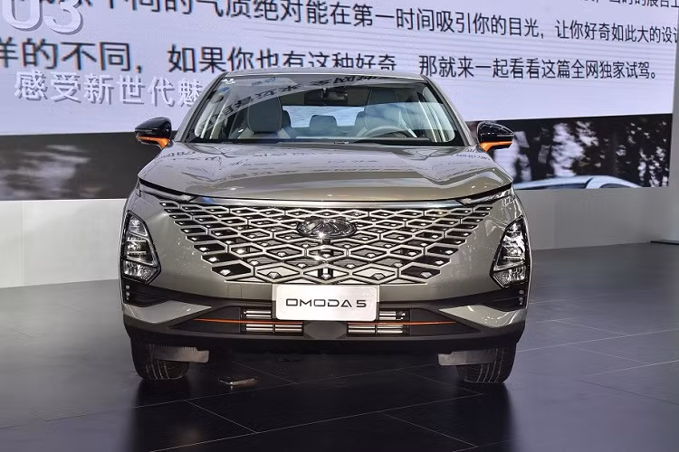 Là mẫu xe đầu tiên được phát triển dưới chiến lược Chery 4.0 mới, Omoda 5 nhắm đến những đối tượng khách hàng thuộc Gen Z, sinh sau năm 1995. Do đó, mẫu xe này cũng mang trên mình thiết kế ngoại thất trẻ trung và đậm chất thể thao.