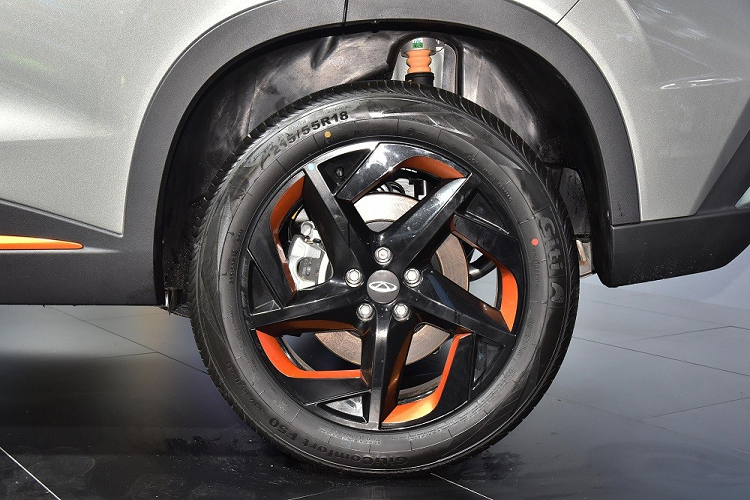 Được áp dụng triết lý thiết kế "Art in Motion" mới, mẫu xe SUV Chery Omoda 5 sở hữu lưới tản nhiệt tràn viền cỡ lớn và hệ thống đèn hai tầng trên đầu xe. Dải đèn LED định vị ban ngày có thiết kế thanh mảnh và nằm phía trên, sát với nắp ca-pô. Trong khi đó, cụm đèn pha LED nằm dọc được đặt bên dưới, ở hai góc đầu xe.