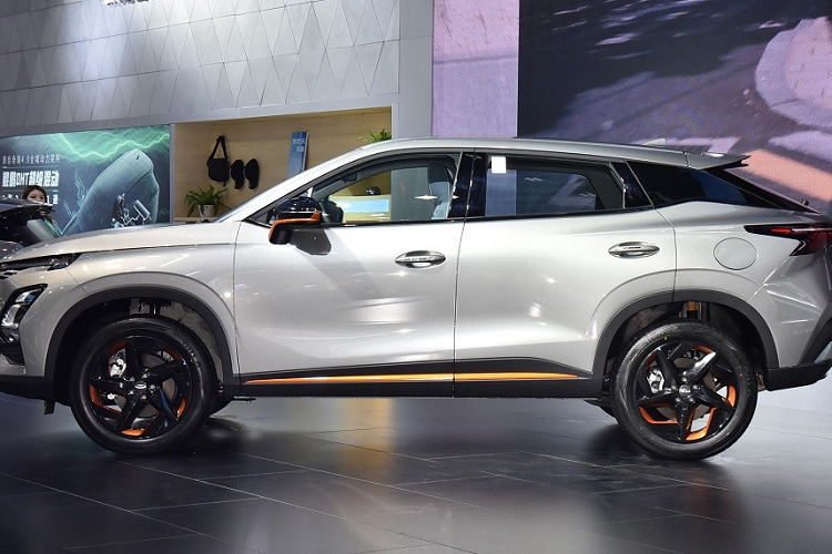 Được định vị trong phân khúc SUV hạng B, Chery Omoda 5 sở hữu chiều dài 4.400 mm, chiều rộng 1.830 mm, chiều cao 1.588 mm và chiều dài cơ sở 2.630 mm. Như vậy, so với những đối thủ cùng phân khúc như Honda HR-V, Kia Seltos hay Hyundai Creta, mẫu xe Trung Quốc này có chiều dài cơ sở nhỉnh hơn một chút.