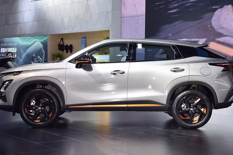 Được định vị trong phân khúc SUV hạng B, Chery Omoda 5 sở hữu chiều dài 4.400 mm, chiều rộng 1.830 mm, chiều cao 1.588 mm và chiều dài cơ sở 2.630 mm. Như vậy, so với những đối thủ cùng phân khúc như Honda HR-V, Kia Seltos hay Hyundai Creta, mẫu xe Trung Quốc này có chiều dài cơ sở nhỉnh hơn một chút.