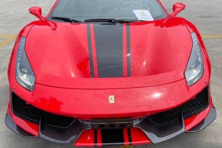 Cách đây vài tiếng, trên mạng xã hội đã lan truyền hình ảnh khui công chiếc siêu xe mui trần Ferrari 488 Pista Spider thứ 3 tại Việt Nam đã thu hút không ít sự quan tâm của giới đại gia trong nước. Hiện giá xe Ferrari 488 Pista Spider đang bán tại nước ngoài trên 710.000 đô la, tương đương 16 tỷ đồng, nhung về Việt Nam nó có giá không dưới 30 tỷ đồng.