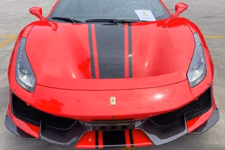 Cách đây vài tiếng, trên mạng xã hội đã lan truyền hình ảnh khui công chiếc siêu xe mui trần Ferrari 488 Pista Spider thứ 3 tại Việt Nam đã thu hút không ít sự quan tâm của giới đại gia trong nước. Hiện giá xe Ferrari 488 Pista Spider đang bán tại nước ngoài trên 710.000 đô la, tương đương 16 tỷ đồng, nhung về Việt Nam nó có giá không dưới 30 tỷ đồng.