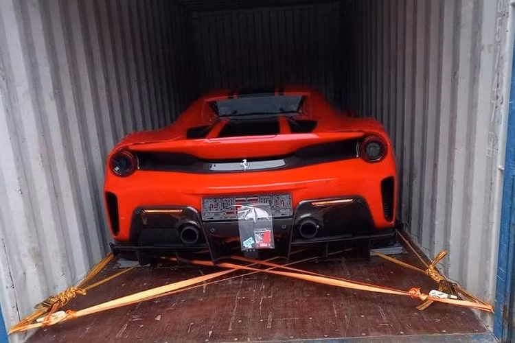 So với chiếc siêu xe Ferrari 488 Pista Coupe duy nhất tại Việt Nam đang định cư ở Sài thành, phiên bản Ferrari 488 Pista Spider có lợi thế với phần mái nhà tùy biến chỉ thông qua 1 nút bấm, điều này cho phép chủ xe có thể giúp Ferrari 488 Pista Spider từ bản Coupe thành mui trần khá dễ dàng qua nút bấm đặt trong bảng điều khiển. Thời gian đóng hoặc mở mui xếp cứng của xe Ferrari 488 Pista Spider chỉ trong 15 giây.
