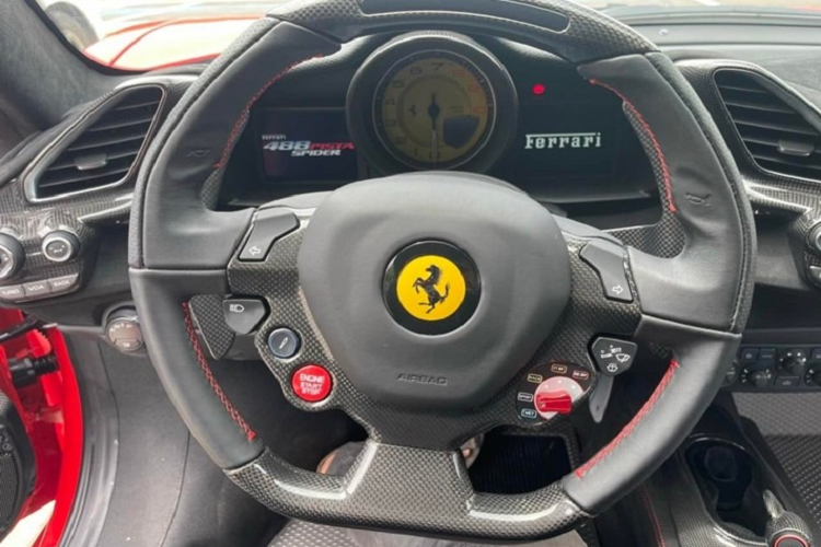 Chiếc siêu xe mui trần Ferrari 488 Pista Spider thứ 3 cập bến Việt Nam được nhập về cảng Tiên Sa, Thành phố Đà Nẵng, hiện xe đang được trùm bạt và nhiều khả năng sẽ sớm được cho lên xe chuyên dụng về Hà Nội, trước khi làm thêm 1 số thủ tục khác rồi bàn giao cho chủ nhân.