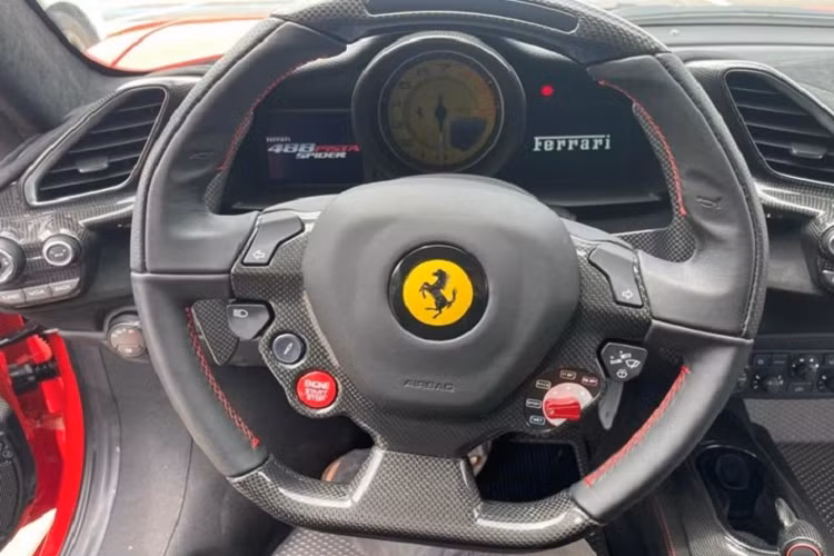 Chiếc siêu xe mui trần Ferrari 488 Pista Spider thứ 3 cập bến Việt Nam được nhập về cảng Tiên Sa, Thành phố Đà Nẵng, hiện xe đang được trùm bạt và nhiều khả năng sẽ sớm được cho lên xe chuyên dụng về Hà Nội, trước khi làm thêm 1 số thủ tục khác rồi bàn giao cho chủ nhân.