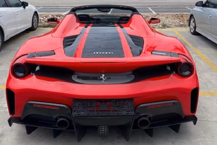 Về sức mạnh, siêu xe muit trần Ferrari 488 Pista Spider đầu tiên về Việt Nam trong năm 2022 này được trang bị khối động cơ V8, dung tích 3.9 lít, sản sinh công suất tối đa lên đến 710 mã lực tại vòng tua máy 8.000 vòng/phút và mô-men xoắn cực đại 770 Nm tại vòng tua máy 3.000 vòng/phút.
