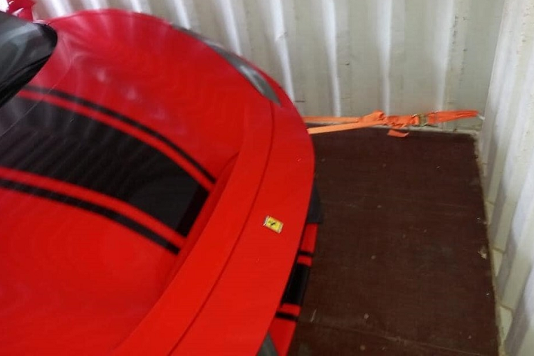 Như vậy chỉ trong 1 tuần vừa qua, cảng Tiên Sa, Đà Nẵng đã liên tục có nhiều mẫu xe hot được nhập về, ngoài chiếc Ferrari 488 Pista Spider này còn có sự xuất hiện của Lamborghini Urus Pearl Capsule và nhiều xe siêu sang khác. 488 Pista Spider có thể xem là 1 chiếc xe Ferrari đáng sở hữu nhất trên thế giới hiện nay vì mẫu xe này kết thúc vòng đời của bản 488 cũng như là 1 chiếc siêu xe mui trần được trang bị rất nhiều công nghệ xe đua và ngoại hình được thiết kế khá dữ dằn so với các xe Ferrari 488 còn lại.