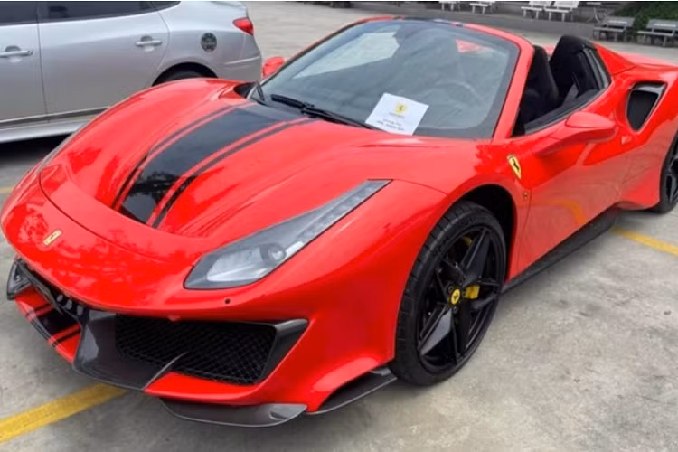 Đến chiều tối cùng ngày, hình ảnh về chiếc siêu xe mui trần Ferrari 488 Pista Spider thứ 3 cập bến tại dải đất hình chữ S lại được chia sẻ thêm và qua đó cho thấy, xe đã được mang ra bên ngoài container, dường như đang làm các thủ tục thông quan để chuẩn bị về với chủ xe.