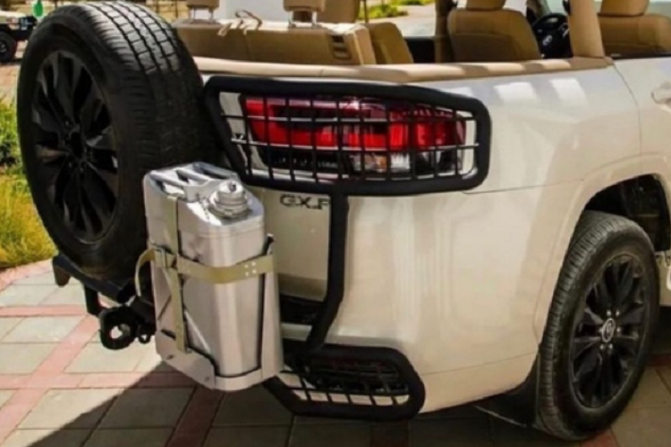 Xe cũng được bổ sung thanh ống chống lật và một chiếc lều nhỏ ở phía sau. Không rõ chi phí sửa đổi của chiếc xe là bao nhiêu nhưng chắc chắn nó không hề rẻ.