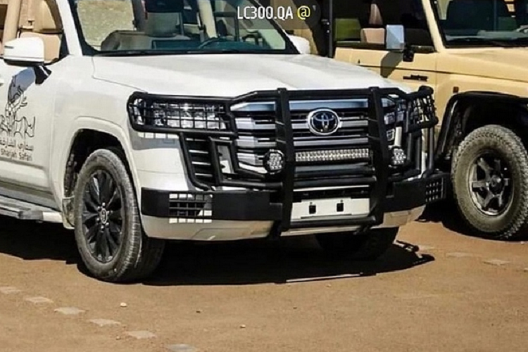 Chiếc Toyota Land Cruiser 300 Series độc đáo này đã được trông thấy ở thành phố Sharjah, Các Tiểu vương quốc Ả Rập Thống nhất và nó nhanh chóng trở thành chủ đề bàn tán của cộng đồng mạng khắp thế giới.