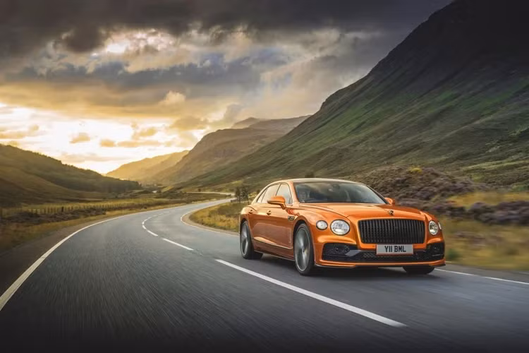 Bằng chứng là công suất của Bentley Flying Spur Speed 2023 siêu sang lên đến 626 mã lực và mô-men xoắn 900 Nm. Cao hơn phiên bản Mulliner đến 84 mã lực và 130 Nm mô-men xoắn.