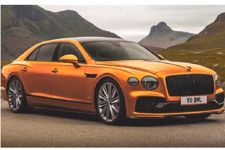 Sức mạnh của xe vẫn đến từ khối động cơ W12 tăng áp kép, dung tích 6.0 lít mang tính biểu tượng của hãng. Khác với suy nghĩ của nhiều người, Bentley Flying Spur Speed 2023 mới hoàn toàn không tập trung vào sự thoải mái mà nó lại chú trọng hơn đến hiệu suất.