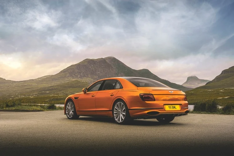 Flying Spur Speed trang bị la-zăng 22 inch độc đáo, đi kèm với đĩa phanh kích thước lên đến 420 mm ở bánh trước nhằm giúp xe giảm tốc độ nhanh hơn. Kẹp phanh được sơn màu đỏ với logo Bentley, trong khi màu sơn đen sẽ là tuỳ chọn phải trả thêm tiền.