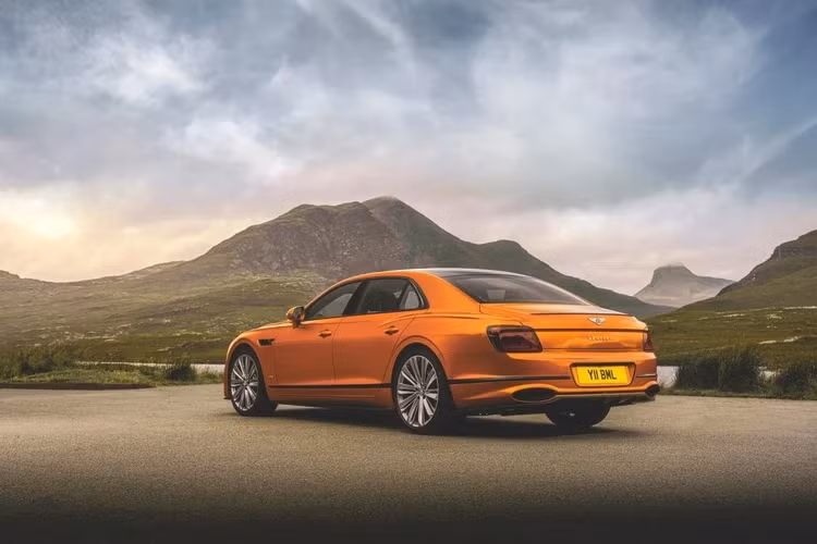 Flying Spur Speed trang bị la-zăng 22 inch độc đáo, đi kèm với đĩa phanh kích thước lên đến 420 mm ở bánh trước nhằm giúp xe giảm tốc độ nhanh hơn. Kẹp phanh được sơn màu đỏ với logo Bentley, trong khi màu sơn đen sẽ là tuỳ chọn phải trả thêm tiền.