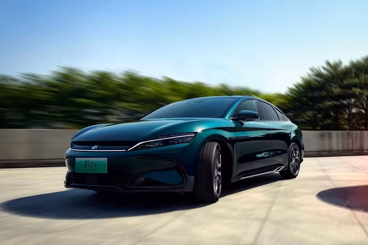 Năm ngoái, BYD đứng thứ 13 trên toàn thị trường Trung Quốc về doanh số bán xe du lịch. FAW-Volkswagen, SAIC Volkswagen và SAIC GM là 3 cái tên chiếm ba vị trí đầu bảng. Theo hiệp hội xe du lịch, doanh số bán xe du lịch của Trung Quốc trong tháng 5 đã giảm 11,8% so với một năm trước, trong khi xe chạy bằng năng lượng mới có doanh số tăng 91,2%.