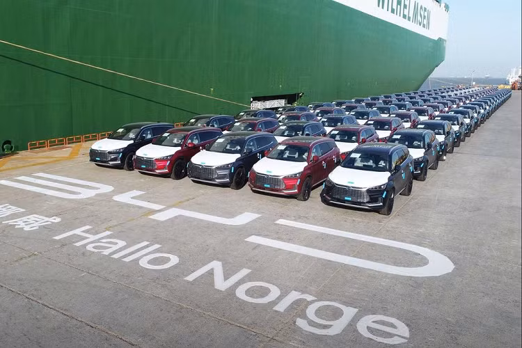 Trung Quốc là một trong những thị trường ôtô lớn nhất thế giới và theo dữ liệu của Hiệp hội Xe khách Trung Quốc được công bố gần đây, trong tháng 5 vừa qua nhà sản xuất ôtô điện BYD đã đạt doanh số bán hàng tăng hơn gấp đôi so với cùng kỳ năm ngoái, củng cố bước tiến của hãng vào hàng ngũ ba nhà sản xuất ôtô hàng đầu tại thị trường tỷ dân.