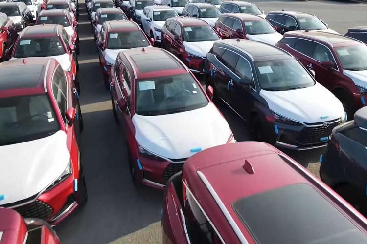 Không chỉ được biết đến là một thương hiệu xe điện, BYD còn là nhà sản xuất pin, được hậu thuẫn bởi Berkshire Hathaway của Warren Buffett. Một số mẫu xe của hãng này đang cạnh tranh với Tesla về mức độ phổ biến. Tính đến thời điểm hiện tại, BYD không chỉ “thống trị” phân khúc xe năng lương mới, bao gồm xe hybrid và xe chạy điện, hãng còn leo lên vị trí là một trong ba thương hiệu hàng đầu tại Trung Quốc về doanh số bán xe ôtô du lịch cỡ nhỏ.