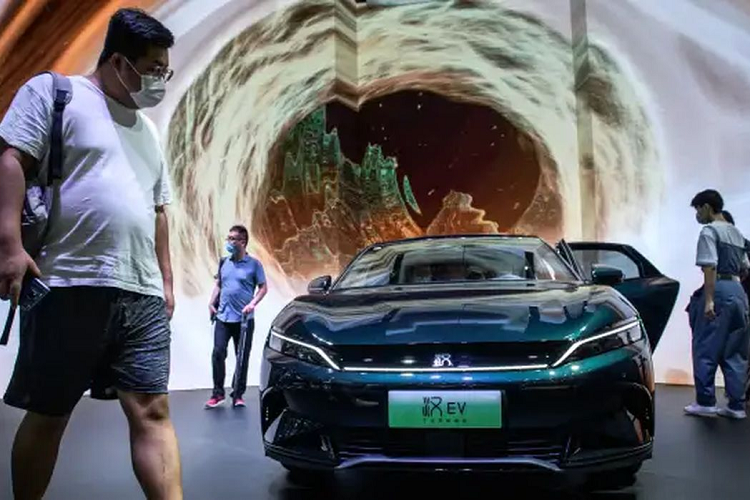 Xét 5 tháng đầu năm, FAW-Volkswagen hiện đang đứng đầu về doanh số, tiếp theo là BYD và sau đó là Changan Automobile. Còn trong lĩnh vực xe năng lượng mới, BYD là thương hiệu đứng đầu, tiếp theo là liên doanh của General Motors với Wuling Motors và SAIC Motor. Tesla Trung Quốc đứng thứ ba.