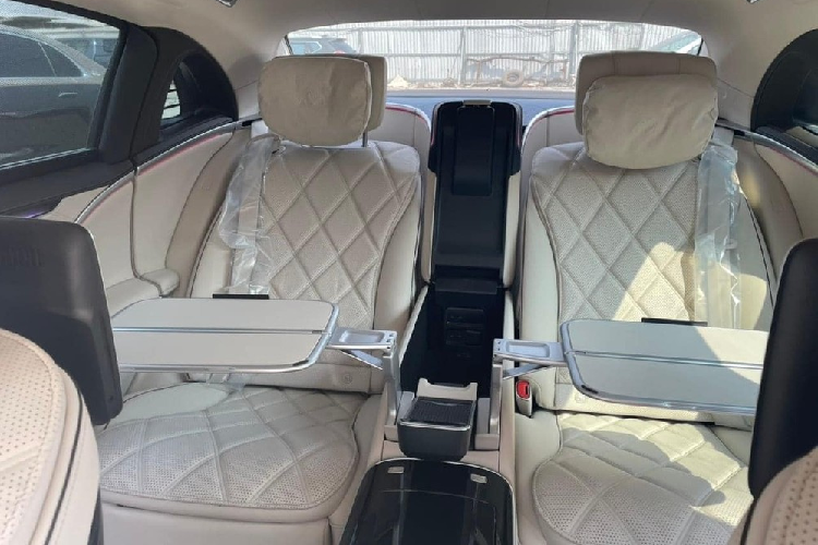 Hiện chưa rõ xe đã có chủ nhân hay chưa cũng như mức giá bán ra sao. Chỉ biết rằng, giá xe Mercedes-Maybach S680 tại dải đất hình chữ S có thể trên 18 tỷ đồng, chưa bao gồm thêm các tùy chọn khách yêu thích và cả chi phí lăn bánh.