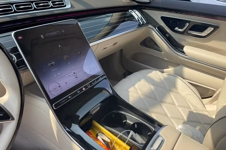 So với xe siêu sang Mercedes-Maybach S680 đầu tiên lộ ảnh về Việt Nam, chiếc xe Mercedes-Maybach S680 này chỉ mang đúng một màu sơn, nội thất bọc da màu sáng và ngoại hình còn đi kèm bộ la-zăng đa chấu kép rất ấn tượng.