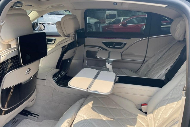 Mercedes-Maybach S680 có thể xem như là đàn anh của dòng xe Mercedes-Maybach S650 đã có trên 20 xe lăn bánh tại Việt Nam. Phiên bản Mercedes-Maybach S680 là thế hệ mới với những thay đổi ở diện mạo từ đèn pha, đèn hậu, lưới tản nhiệt mới cản va trước cùng cản va sau đẹp hơn và bộ mâm riêng.