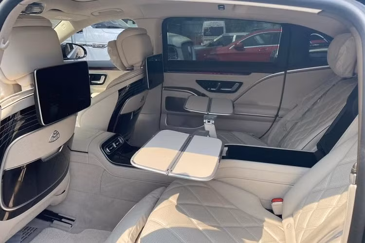 Mercedes-Maybach S680 có thể xem như là đàn anh của dòng xe Mercedes-Maybach S650 đã có trên 20 xe lăn bánh tại Việt Nam. Phiên bản Mercedes-Maybach S680 là thế hệ mới với những thay đổi ở diện mạo từ đèn pha, đèn hậu, lưới tản nhiệt mới cản va trước cùng cản va sau đẹp hơn và bộ mâm riêng.