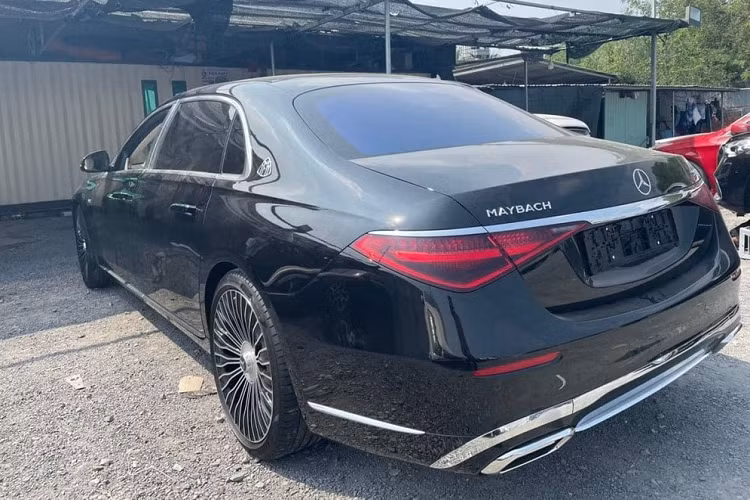 Sức mạnh của xe siêu sang Mercedes-Maybach S680 mới về dải đất hình chữ S được truyền tới bánh thông qua hộp số tự động 9 cấp và hệ dẫn động 4 bánh toàn thời gian 4Matic, nhờ đó, cho phép xe có thể tăng tốc từ vị trí xuất phát lên 100 km/h trong thời gian 4,5 giây trước khi đạt vận tốc tối đa 209 km/h.