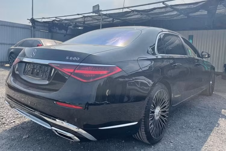 Đã có trên 4 chiếc xe siêu sang Mercedes-Maybach S680 liên tục được các công ty nhập khẩu tư nhân mở công và nhanh chóng làm các thủ tục thông quan để bàn giao hoặc chờ khách chốt giao dịch. Mới đây nhất, hình ảnh một chiếc xe Mercedes-Maybach S680 màu đen đã làm xong các thủ tục thông quan nhận được sự quan tâm của đại gia Việt.