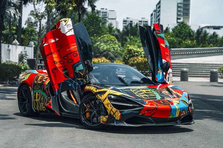 Quá trình lên ý tưởng cho bộ áo chiếc xe McLaren 720S Spider theo bức tranh "Untitle" mất khoảng 2 tháng và khi bộ đề can cũng như mọi thứ khác đã sẵn sàng, những người thợ Việt cần 5 ngày để thực hiện dự án siêu đặc biệt này. Dù không tiết lộ chi phí cho lần thay áo trên chiếc siêu xe mui trần McLaren 720S Spider theo phong cách Art Car với chủ đề chính là bộ áo lấy ý tưởng từ bức tranh có giá lên đến 2,5 nghìn tỷ đồng nhưng chắc chắn chủ nhân phải là người chịu chơi và xe McLaren 720S Spider giờ đây đã lột xác hoàn toàn qua bộ áo mới.