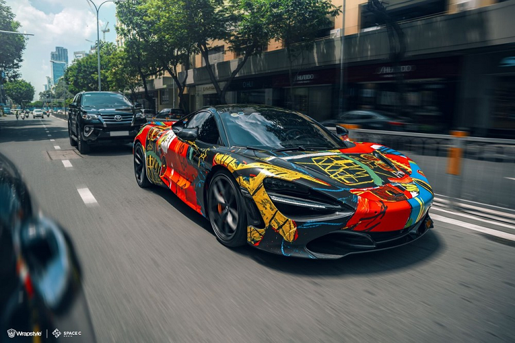 "Trái tim" trên siêu mui trần McLaren 720S Spider mới được thay áo phong cách Art Car vẫn là khối động cơ xăng V8, tăng áp kép, dung tích 4.0 lít, sản sinh công suất tối đa 710 mã lực và mô-men xoắn cực đại 770 Nm. Sức mạnh được truyền tới bánh thông qua hộp số tự động tuần tự 7 cấp, nhờ đó, McLaren 720S Spider có khả năng tăng tốc từ vị trí xuất phát lên 100 km/h trong thời gian 2,9 giây trước khi đạt vận tốc tối đa 341 km/h khi đóng mui và 325 km/h khi xe ở trạng thái mui trần