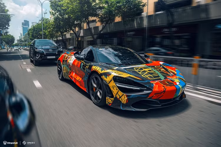 "Trái tim" trên siêu mui trần McLaren 720S Spider mới được thay áo phong cách Art Car vẫn là khối động cơ xăng V8, tăng áp kép, dung tích 4.0 lít, sản sinh công suất tối đa 710 mã lực và mô-men xoắn cực đại 770 Nm. Sức mạnh được truyền tới bánh thông qua hộp số tự động tuần tự 7 cấp, nhờ đó, McLaren 720S Spider có khả năng tăng tốc từ vị trí xuất phát lên 100 km/h trong thời gian 2,9 giây trước khi đạt vận tốc tối đa 341 km/h khi đóng mui và 325 km/h khi xe ở trạng thái mui trần