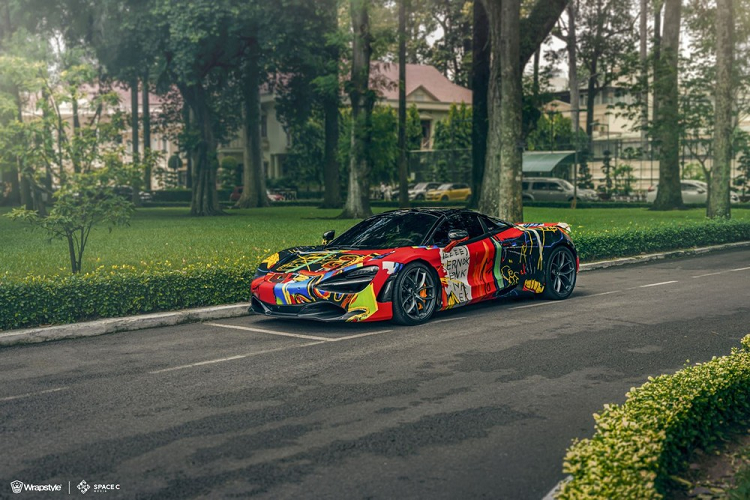 Điểm ấn tượng của siêu xe McLaren 720S Spider chính là việc phần mui xếp cứng bằng sợi carbon của siêu xe mui trần này chỉ mất thời gian 11 giây để thực hiện thao tác đóng hoặc mở mui xe. Trải nghiệm thực tế còn khiến khách hàng bất ngờ hơn khi xe chỉ mất có 8 giây. McLaren 720S Spider với bộ áo lấy ý tưởng từ bức tranh "Untitle" của họa sĩ Jean-Michel Basquiat đã được nhà đấu giá Sotheby bán cho tỷ phú Nhật với giá 110,5 triệu đô la vào năm 2017