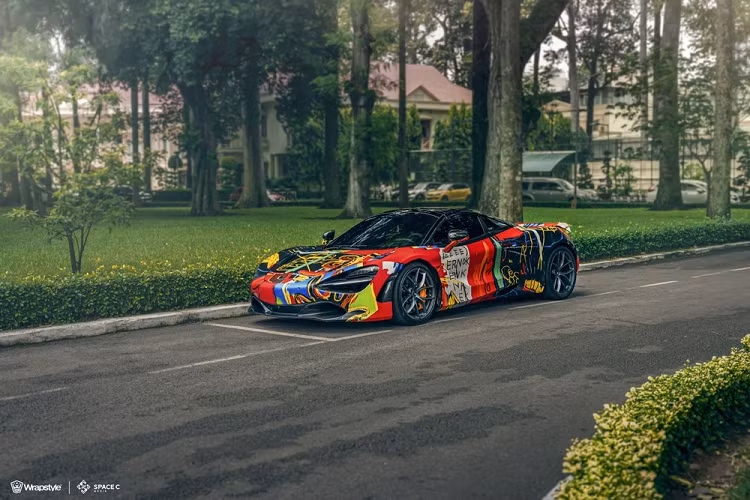 Điểm ấn tượng của siêu xe McLaren 720S Spider chính là việc phần mui xếp cứng bằng sợi carbon của siêu xe mui trần này chỉ mất thời gian 11 giây để thực hiện thao tác đóng hoặc mở mui xe. Trải nghiệm thực tế còn khiến khách hàng bất ngờ hơn khi xe chỉ mất có 8 giây. McLaren 720S Spider với bộ áo lấy ý tưởng từ bức tranh "Untitle" của họa sĩ Jean-Michel Basquiat đã được nhà đấu giá Sotheby bán cho tỷ phú Nhật với giá 110,5 triệu đô la vào năm 2017