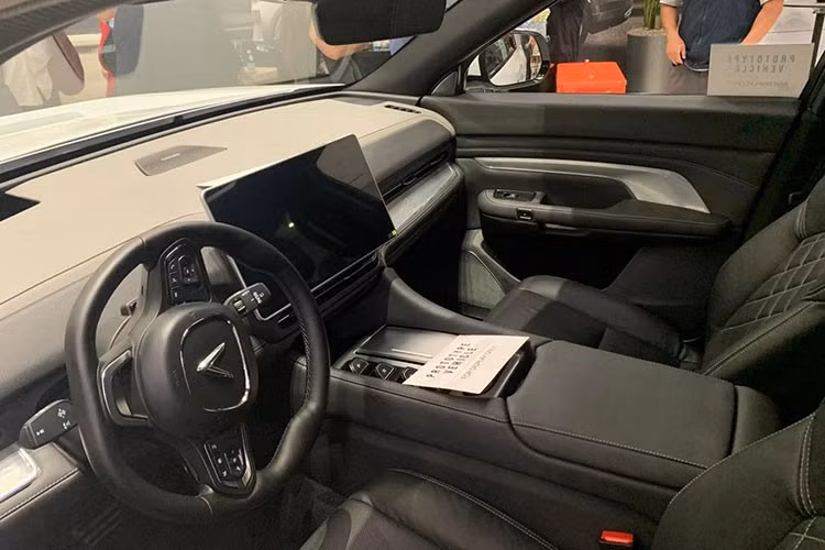 Bên trong khoang nội thất của VinFast VF9 tại Việt Nam phát triển theo triết lý tối giản nhưng vô cùng tiện nghi và cao cấp. Điều này thể hiện rõ ở ngay phần táp-lô với việc hạn chế tối đa các phím bấm vật lý, tạo khoảng không gian thoáng đãng cho xe, đồng thời mở rộng tầm quan sát cho tài xế. 