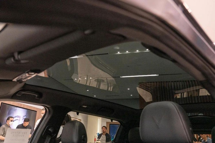 VinFast VF9 sở hữu vóc dáng khá bề thế, xe còn có những nét thiết kế đặc trưng của thương hiệu ôtô Việt VinFast như dải đèn LED định vị ban ngày và cụm đèn hậu hình chữ "V", bao quanh logo của nhà sản xuất. Thêm vào đó là logo chữ "V" ở cột C, tạo điểm nhấn độc đáo cùng đèn pha/đèn hậu LED, vành hợp kim 5 chấu sơn 2 màu thể thao, tay nắm cửa nằm chìm vào thân xe cùng nẹp mạ crôm trên cửa và cản sau.