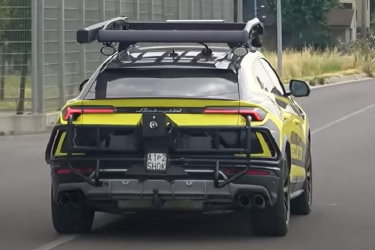 Tuy vậy, Lamborghini Urus trang bị hệ dẫn động bốn bánh, vi sai trung tâm tự khóa Torsen và động cơ tăng áp kép V8 4.0L, sản sinh công suất 641 mã lực và mô-men xoắn 850 Nm. Chừng đó là đủ để khiến bất kỳ mẫu xe thử nghiệm nào của Lamborghini cũng được hỗ trợ kịp thời.