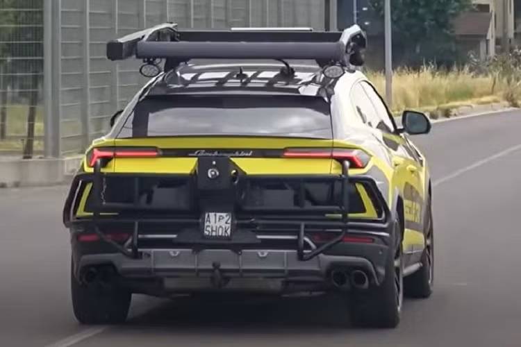Tuy vậy, Lamborghini Urus trang bị hệ dẫn động bốn bánh, vi sai trung tâm tự khóa Torsen và động cơ tăng áp kép V8 4.0L, sản sinh công suất 641 mã lực và mô-men xoắn 850 Nm. Chừng đó là đủ để khiến bất kỳ mẫu xe thử nghiệm nào của Lamborghini cũng được hỗ trợ kịp thời.