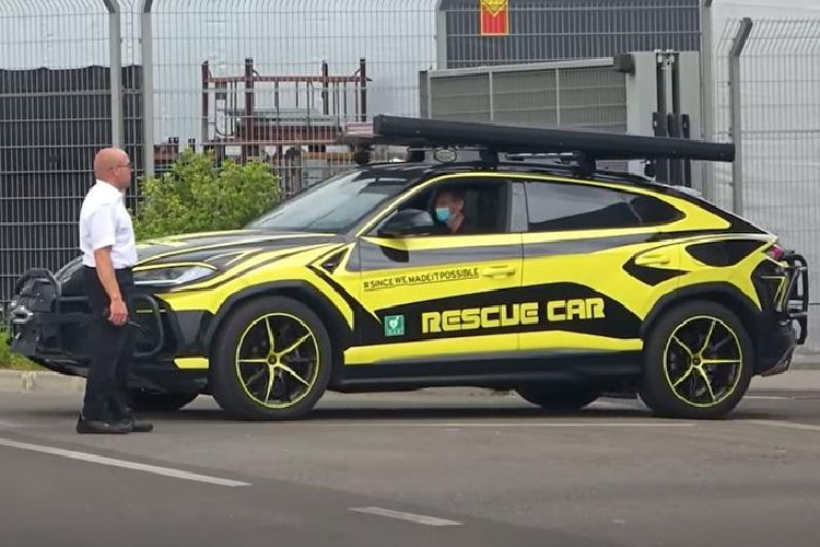 Trước đó, chiếc Lamborghini Urus Rescue phục vụ này thường xuyên có nhiệm vụ theo sau các bản thử nghiệm để đảm bảo mọi việc diễn ra thuận lợi hay ứng biến khi có tình huống bất trắc xảy ra.