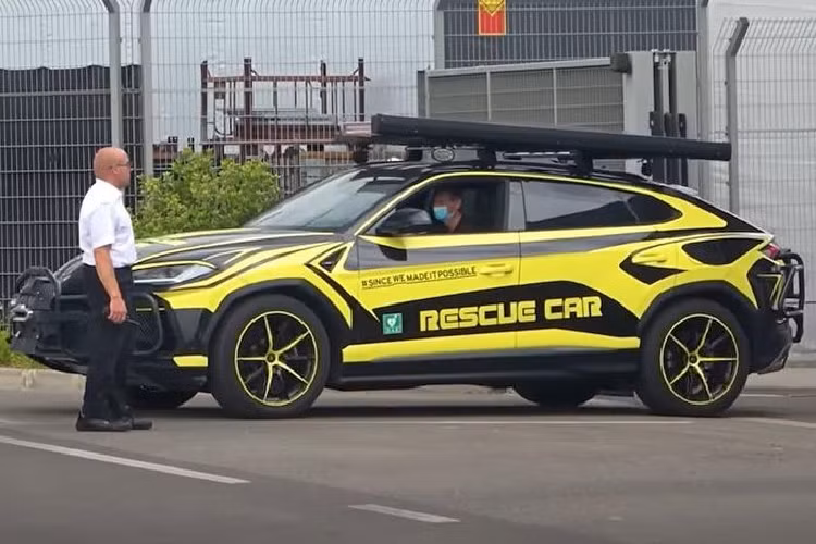 Trước đó, chiếc Lamborghini Urus Rescue phục vụ này thường xuyên có nhiệm vụ theo sau các bản thử nghiệm để đảm bảo mọi việc diễn ra thuận lợi hay ứng biến khi có tình huống bất trắc xảy ra.