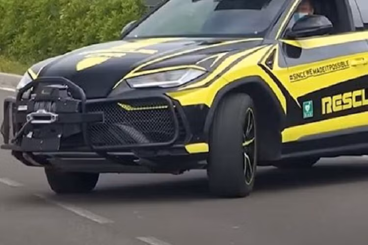 Urus khác biệt so với những chiếc SUV khác, bởi nó chỉ phát huy hiệu suất của mình khi ở trên những cung đường không quá khắc nghiệt. Là một mẫu xe SUV, nhưng Urus không phải là một chiếc SUV hạng nặng có khả năng off-road như Toyota Land Cruiser.